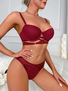 Vue détaillée de l'ensemble de lingerie bordeaux avec lanières croisées et boucles