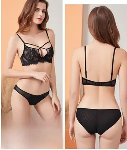 Detail eines schwarzen Wimpernspitzen-BH-Sets mit Kreuzgurten und transparenten Slips