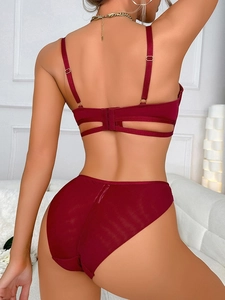 Détail d'un ensemble de lingerie bordeaux avec dos en résille et bretelles croisées