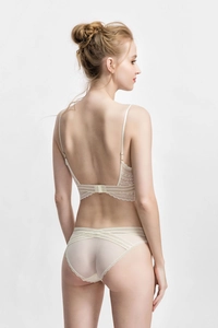 Rückansicht eines rückenfreien Spitzen-Lingerie-Sets in Cremeweiß mit Kreuzgurten