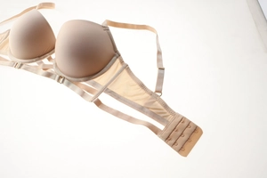 Détail d'un soutien-gorge push-up beige sans couture avec dos croisé et maille filet