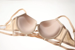 Détails du soutien-gorge beige sans couture avec armatures et sangles croisées