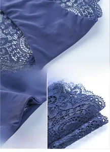Gros plan sur la dentelle bleu foncé et le tissu élastique lisse sans couture
