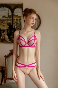 Détail du soutien-gorge en maille avec lanières roses et design élégant à cage