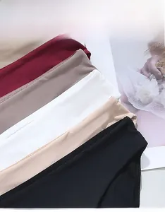 Détail de sous-vêtements sans couture pour femmes en tissu de soie glacée extensible