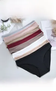 Détail de culottes sans couture en coton pour femmes en sept couleurs dont gris et rose