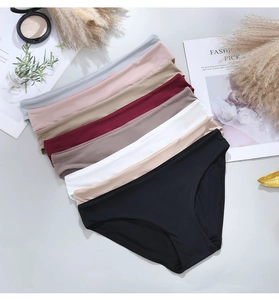 Vue à plat de sept culottes sans couture pour femmes en diverses couleurs élégantes