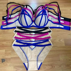 Vue détaillée d'ensembles de lingerie en résille bleu marine, magenta et noir avec lanières