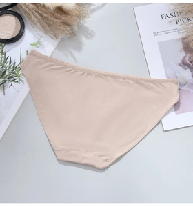 Détail d'une culotte nude sans couture en tissu extensible sur un fond élégant et raffiné