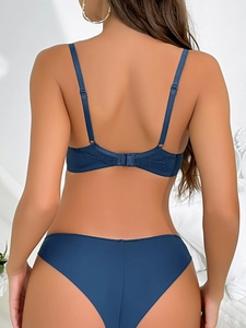 Vue arrière d'un ensemble de lingerie bleu foncé avec bretelles et broderie en dentelle