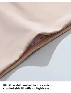 Détail de la ceinture extensible couleur chair avec bords sans couture et étiquette