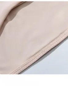 Détail macro des bords extensibles sans couture sur culotte beige ultra élastique