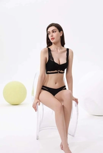 Vue détaillée d'un ensemble de lingerie en dentelle noire avec bretelles larges et sangles