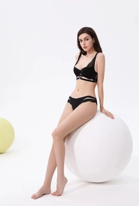 Détail d'un ensemble de lingerie en dentelle noire avec design ajouré élégant