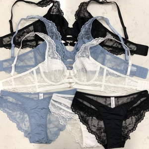 Ensemble de lingerie en dentelle avec soutien-gorge ultra-fin et culotte assortie