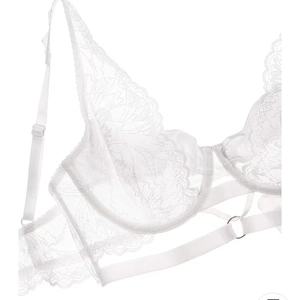 Gros plan sur la bralette en dentelle florale blanche avec bretelles et anneau métal