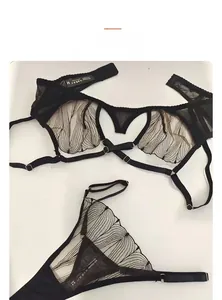 Dettaglio del set di lingerie in pizzo nero con ricami in mesh e spalline regolabili