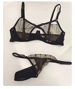 Set di lingerie in pizzo nero con ricamo a foglia e dettaglio in tessuto a rete velata