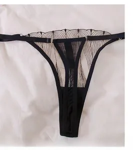 Dettaglio perizoma T-back nero con ricamo e anelli metallici regolabili per regolazione