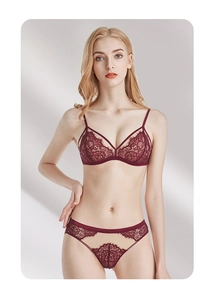 Détail d'un ensemble lingerie bordeaux en dentelle de cils porté par un mannequin élégant