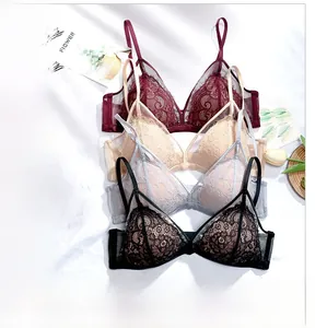 Soutiens-gorge en dentelle française présentés en bordeaux, abricot, gris et noir