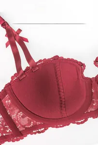 Détail du soutien-gorge en dentelle bordeaux avec doublure respirante et coutures fines