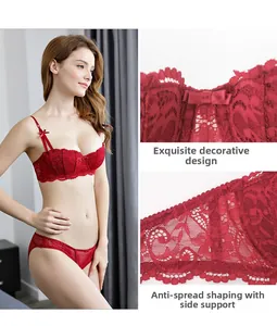 Détails d'un ensemble de lingerie en dentelle rouge avec ailes de maintien et nœud chic