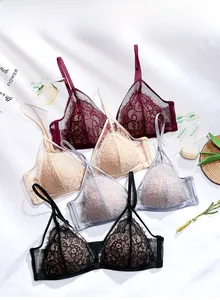 Bralette en dentelle aux couleurs variées avec motifs floraux et bretelles fines