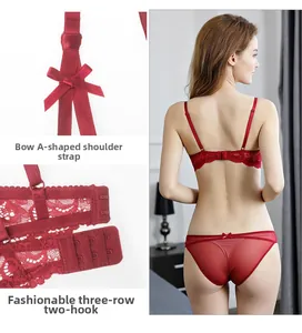Détails du soutien-gorge en dentelle rouge avec bretelles à nœud et agrafage triple