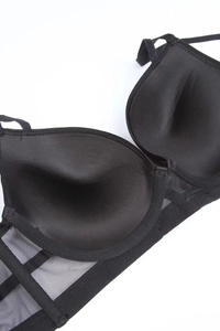 Detailansicht des schwarzen Push-up-BHs mit atmungsaktiven Netzflügeln und Cups