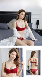 Détails d'ensemble lingerie en dentelle rouge avec nœuds et culotte en mesh transparent