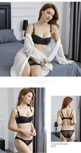Détail d'un ensemble de lingerie en dentelle noire avec petits nœuds et peignoir chic