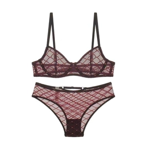 Dettaglio del set lingerie in rete bordeaux con motivi geometrici a quadri