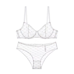 Vista dettagliata di un set di lingerie in pizzo bianco con motivo a griglia a rombi