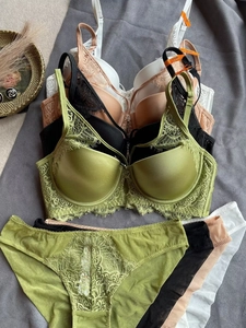 Ensemble de lingerie en dentelle et satin avec bonnets lisses et détails raffinés