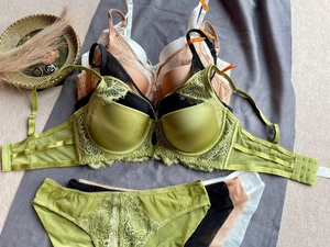 Détails de parures de lingerie en dentelle en couleurs olive, noir, beige et blanc