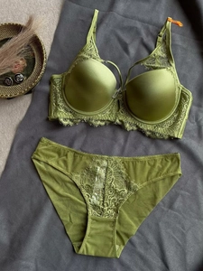 Détail de l'ensemble de lingerie en dentelle vert olive avec bonnets satinés et taille 75B