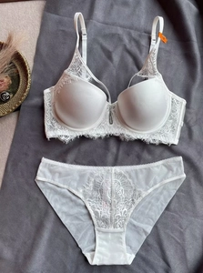 Ensemble de lingerie en dentelle florale blanche avec bretelles réglables sur velours
