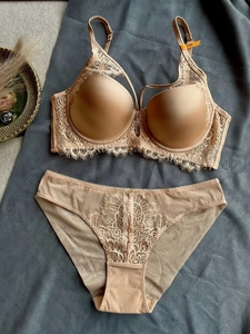 Détail d'un ensemble de lingerie en dentelle chair avec soutien-gorge push-up et culotte