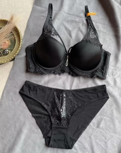 Ensemble lingerie en dentelle avec soutien-gorge push-up et culotte chic en noir
