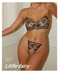Détail de la broderie florale sur l'ensemble de lingerie en maille transparente fine