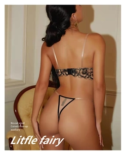 Détails de broderie florale et tulle sur cet ensemble de lingerie doré et noir