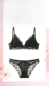 Dettaglio macro del set di lingerie in pizzo nero con reggiseno francese e slip coordinati