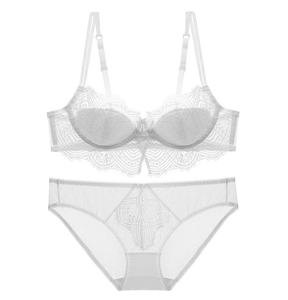 Dettaglio del motivo in pizzo floreale bianco e del tessuto a rete sul set di lingerie