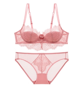 Dettaglio del set di lingerie in pizzo floreale rosa con spalline e decoro a fiocco