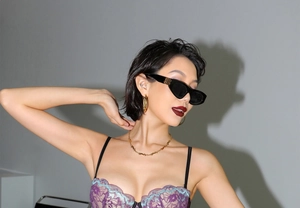 Détail de soutien-gorge en dentelle violette contrastée et lunettes de soleil noires carrées