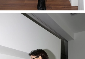 Détail d'un ensemble de lingerie en dentelle noire et bottes en cuir élégantes