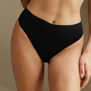 Seamless low-waist leopard print thong for women with breathable cotton crotch