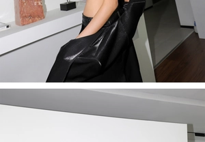 Détail d'une veste en similicuir noir brillant avec une finition ultra luisante