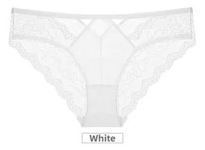 Dettaglio di slip in pizzo francese bianco con motivi floreali e cinturini incrociati